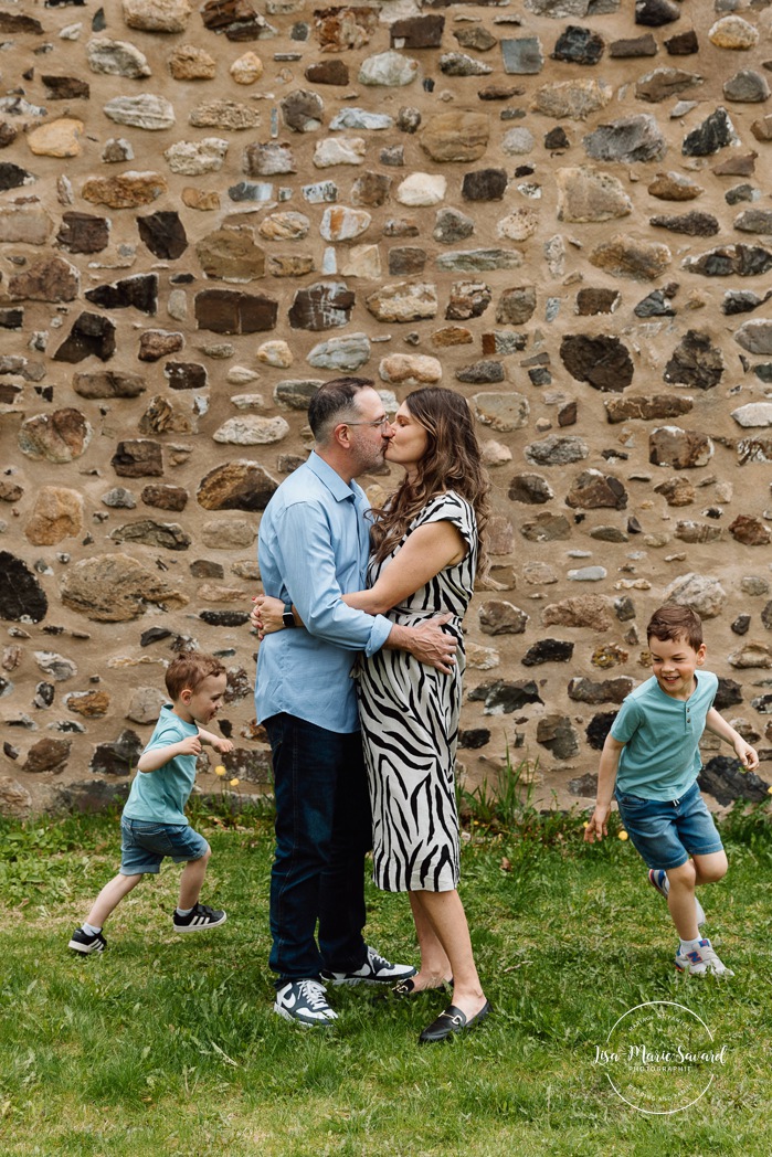 Spring family photos. Fun outdoor family photos. Photos de famille au berges de Verdun. Mini séances familiales 2025. Photographe à Montréal. Montreal photographer. Montreal family mini session.