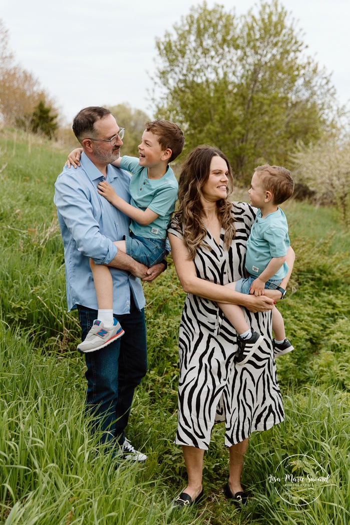 Spring family photos. Fun outdoor family photos. Photos de famille au berges de Verdun. Mini séances familiales 2025. Photographe à Montréal. Montreal photographer. Montreal family mini session.