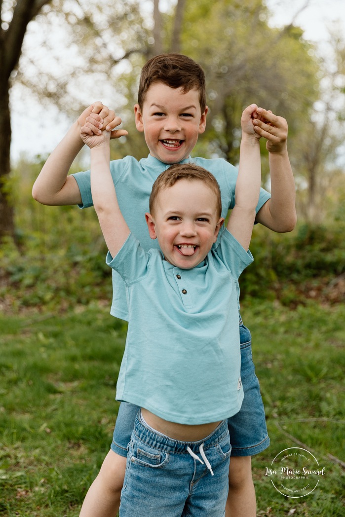 Spring family photos. Sibling family photos. Photos de famille au berges de Verdun. Mini séances familiales 2025. Photographe à Montréal. Montreal photographer. Montreal family mini session.