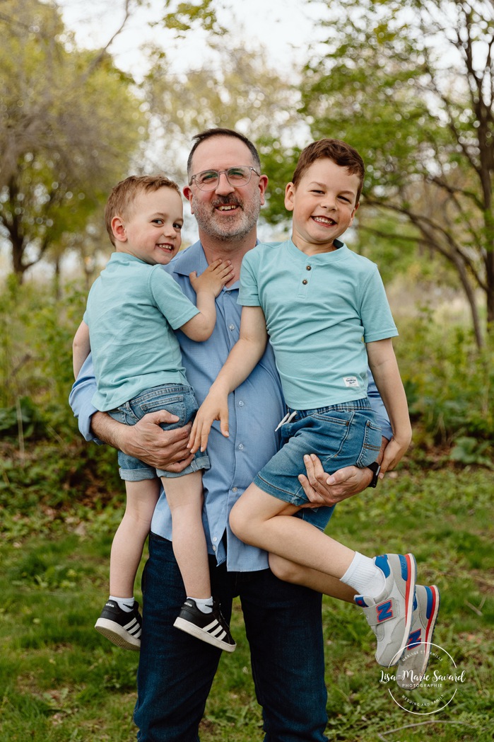 Spring family photos. Fun outdoor family photos. Photos de famille au berges de Verdun. Mini séances familiales 2025. Photographe à Montréal. Montreal photographer. Montreal family mini session.