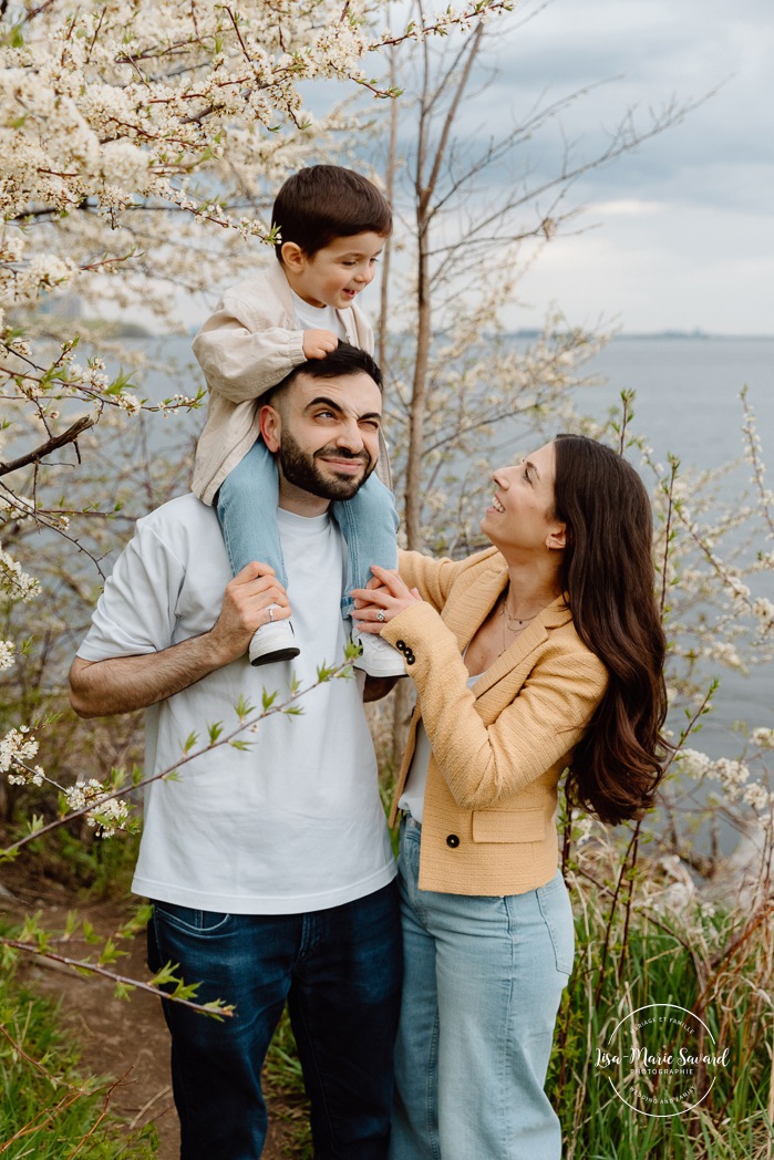 Spring family photos. Blossom family photos. Photos de famille au berges de Verdun. Mini séances familiales 2025. Photographe à Montréal. Montreal photographer. Montreal family mini session.