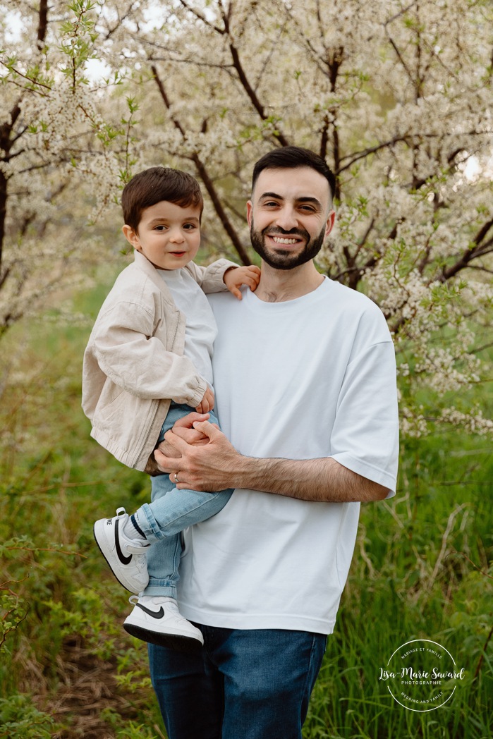 Spring family photos. Blossom family photos. Photos de famille au berges de Verdun. Mini séances familiales 2025. Photographe à Montréal. Montreal photographer. Montreal family mini session.