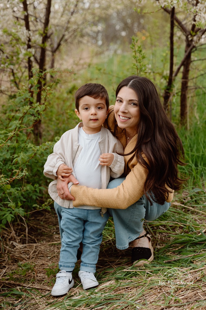 Spring family photos. Blossom family photos. Photos de famille au berges de Verdun. Mini séances familiales 2025. Photographe à Montréal. Montreal photographer. Montreal family mini session.