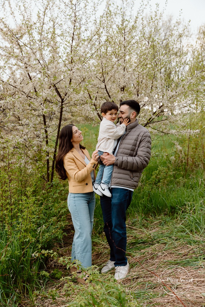Spring family photos. Blossom family photos. Photos de famille au berges de Verdun. Mini séances familiales 2025. Photographe à Montréal. Montreal photographer. Montreal family mini session.