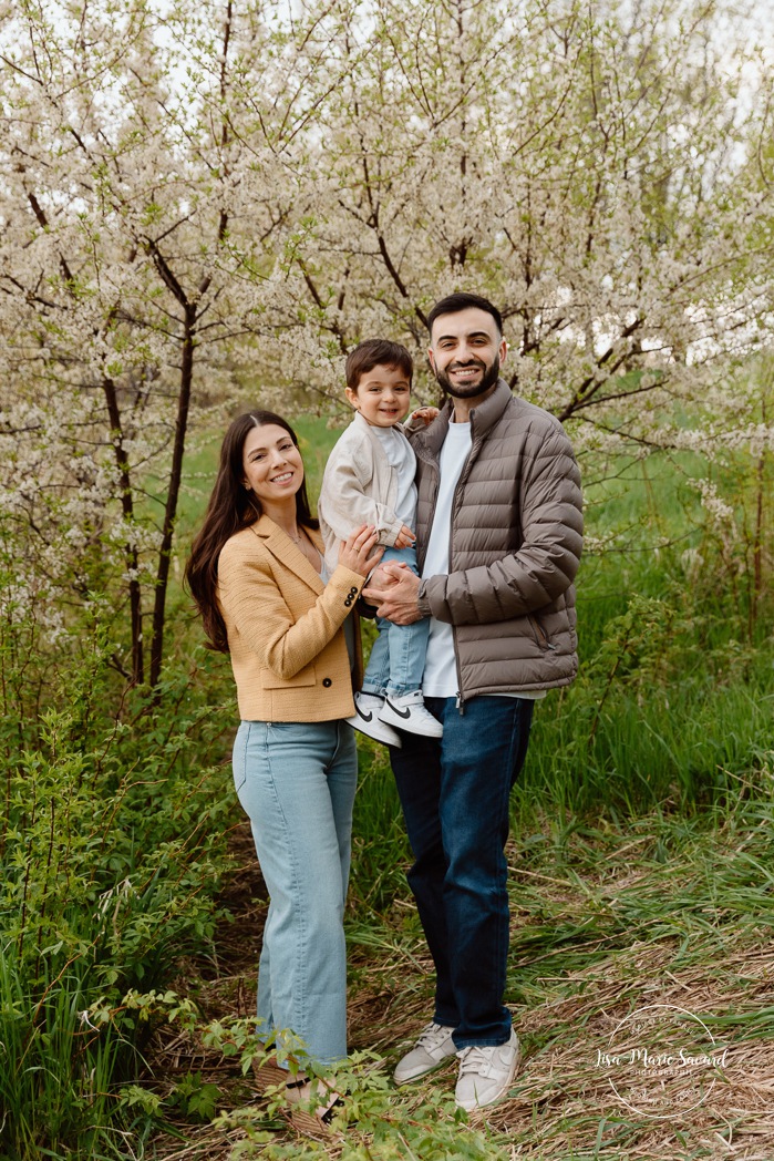 Spring family photos. Blossom family photos. Photos de famille au berges de Verdun. Mini séances familiales 2025. Photographe à Montréal. Montreal photographer. Montreal family mini session.