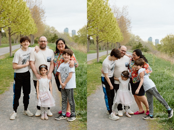 Spring family photos. Fun outdoor family photos. Photos de famille au berges de Verdun. Mini séances familiales 2025. Photographe à Montréal. Montreal photographer. Montreal family mini session.