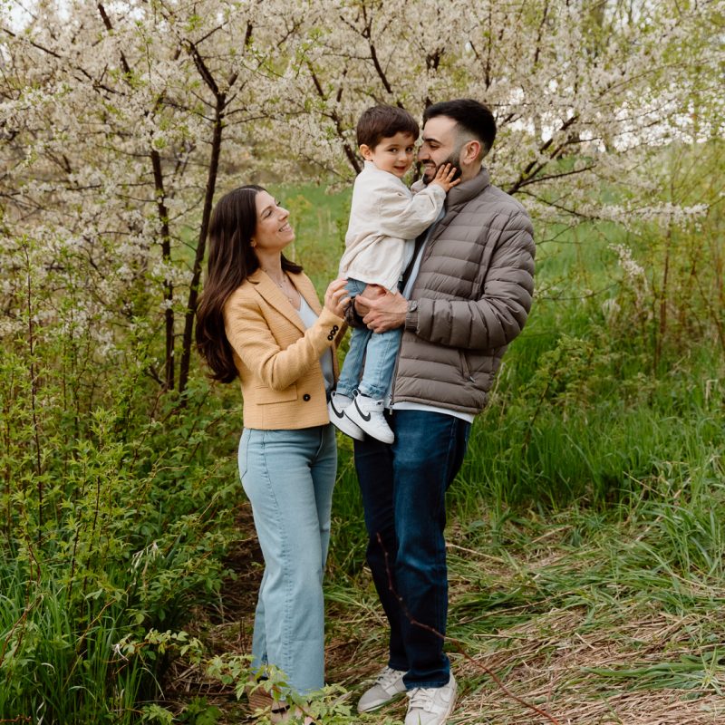 Spring family photos. Blossom family photos. Photos de famille au berges de Verdun. Mini séances familiales 2025. Photographe à Montréal. Montreal photographer. Montreal family mini session.