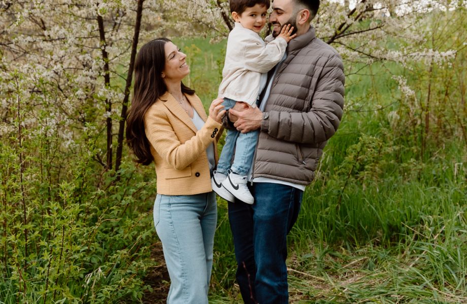 Spring family photos. Blossom family photos. Photos de famille au berges de Verdun. Mini séances familiales 2025. Photographe à Montréal. Montreal photographer. Montreal family mini session.
