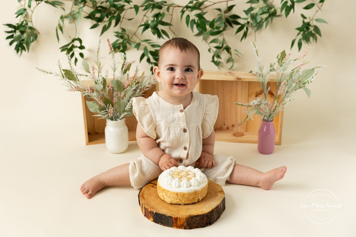 Minimalist Smash the Cake setup. Natural Smash the Cake photos. Smash the Cake setup with flowers. Photos de premier anniversaire à Montréal. Photographe de Smash the Cake à Montréal. Montreal first birthday photoshoot. Montreal Smash the Cake photographer.