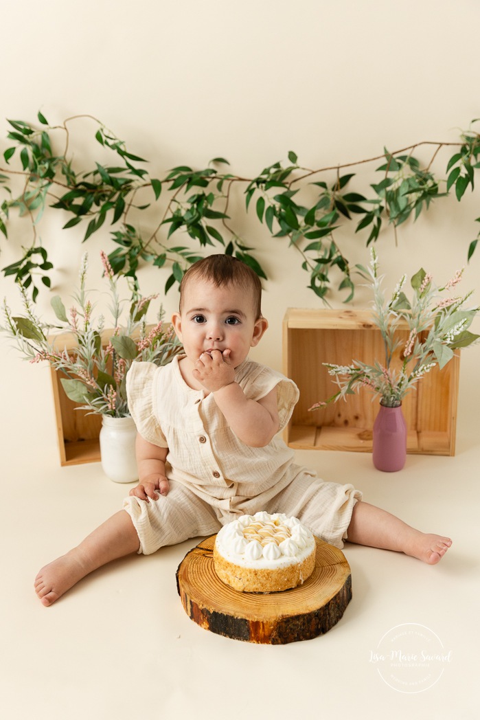 Minimalist Smash the Cake setup. Natural Smash the Cake photos. Smash the Cake setup with flowers. Photos de premier anniversaire à Montréal. Photographe de Smash the Cake à Montréal. Montreal first birthday photoshoot. Montreal Smash the Cake photographer.