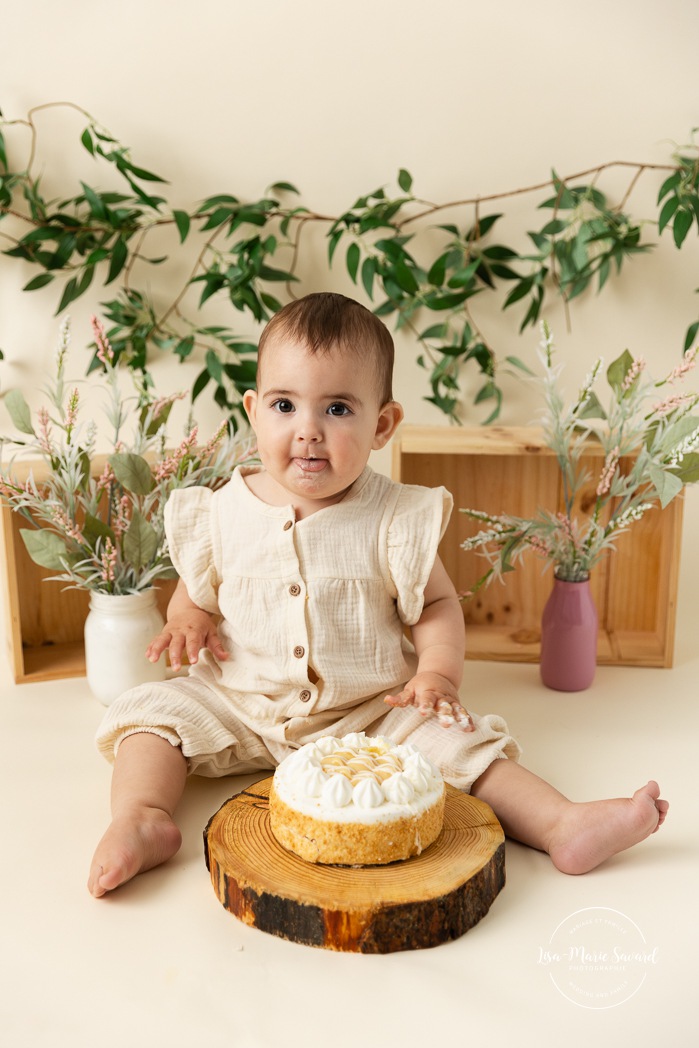 Minimalist Smash the Cake setup. Natural Smash the Cake photos. Smash the Cake setup with flowers. Photos de premier anniversaire à Montréal. Photographe de Smash the Cake à Montréal. Montreal first birthday photoshoot. Montreal Smash the Cake photographer.