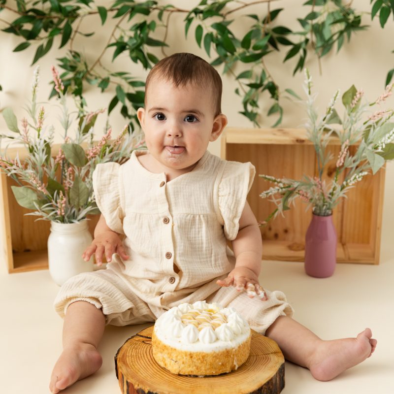 Minimalist Smash the Cake setup. Natural Smash the Cake photos. Smash the Cake setup with flowers. Photos de premier anniversaire à Montréal. Photographe de Smash the Cake à Montréal. Montreal first birthday photoshoot. Montreal Smash the Cake photographer.