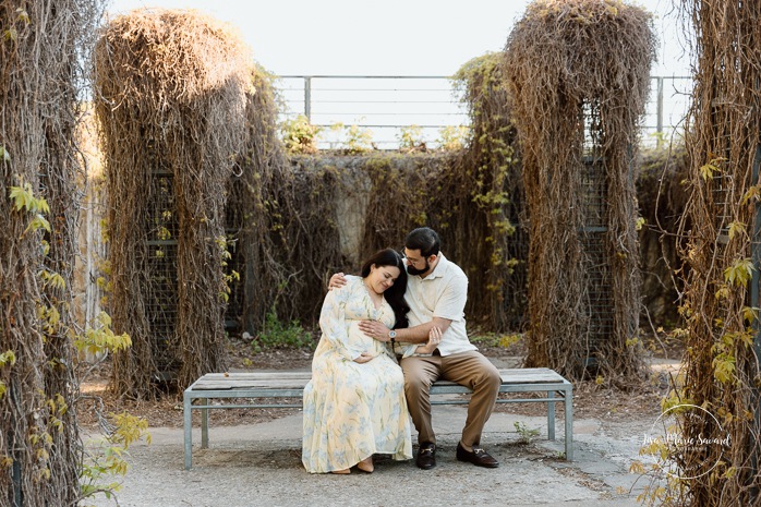 Ruins maternity photos. Spring maternity photos. Séance photo à l'Île-de-la-Visitation. Photographe de maternité à Ahuntsic. Ile de la Visitation photoshoot. Ahuntsic maternity photographer.
