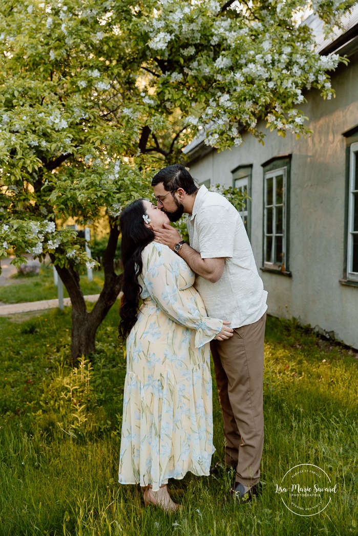 Apple blossom maternity photos. Spring maternity photos. Séance photo à l'Île-de-la-Visitation. Photographe de maternité à Ahuntsic. Ile de la Visitation photoshoot. Ahuntsic maternity photographer.
