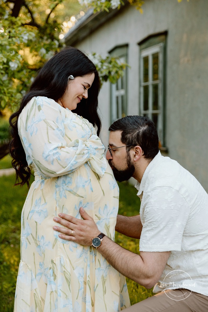 Apple blossom maternity photos. Spring maternity photos. Séance photo à l'Île-de-la-Visitation. Photographe de maternité à Ahuntsic. Ile de la Visitation photoshoot. Ahuntsic maternity photographer.