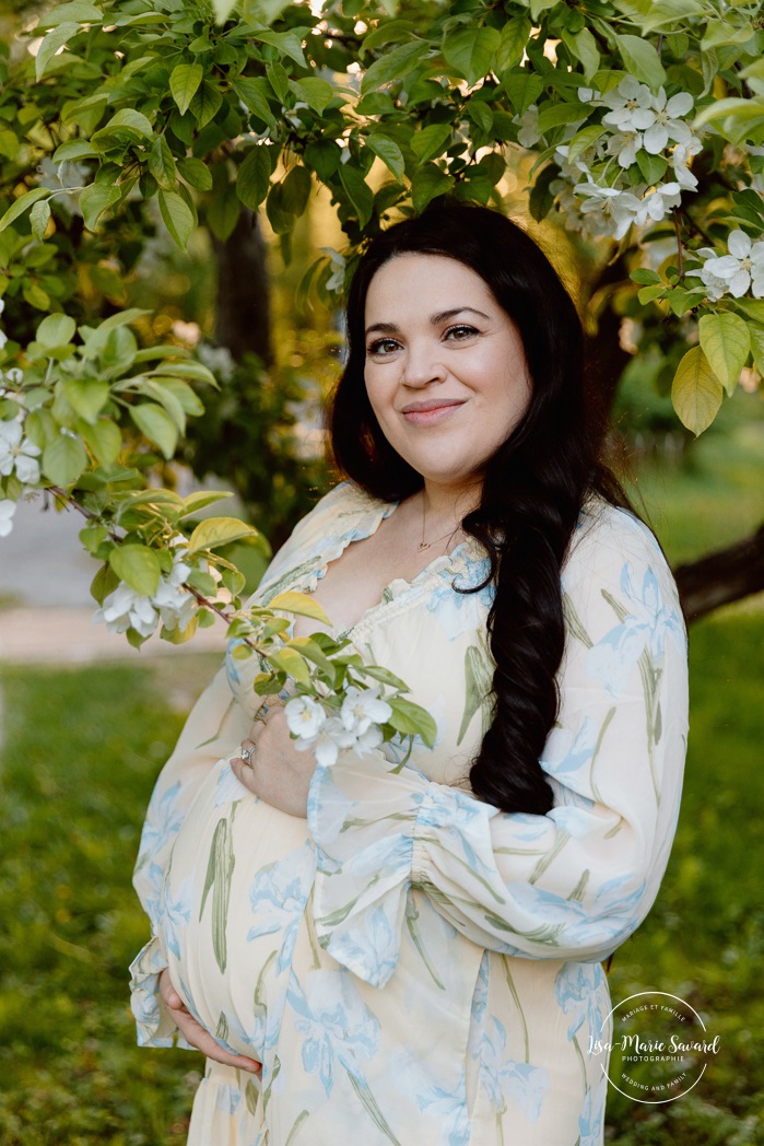 Apple blossom maternity photos. Spring maternity photos. Séance photo à l'Île-de-la-Visitation. Photographe de maternité à Ahuntsic. Ile de la Visitation photoshoot. Ahuntsic maternity photographer.