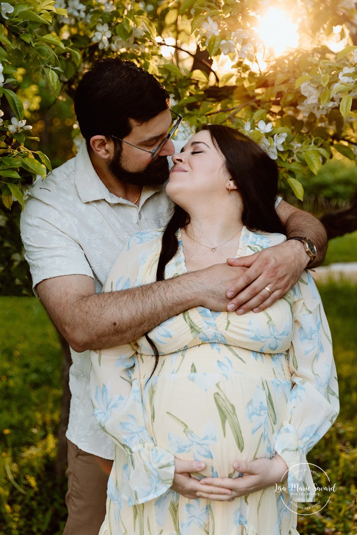 Apple blossom maternity photos. Spring maternity photos. Séance photo à l'Île-de-la-Visitation. Photographe de maternité à Ahuntsic. Ile de la Visitation photoshoot. Ahuntsic maternity photographer.