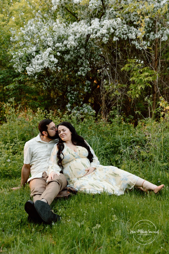 Apple blossom maternity photos. Spring maternity photos. Séance photo à l'Île-de-la-Visitation. Photographe de maternité à Ahuntsic. Ile de la Visitation photoshoot. Ahuntsic maternity photographer.