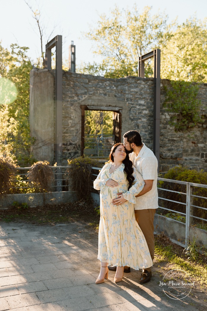 Ruins maternity photos. Spring maternity photos. Séance photo à l'Île-de-la-Visitation. Photographe de maternité à Ahuntsic. Ile de la Visitation photoshoot. Ahuntsic maternity photographer.