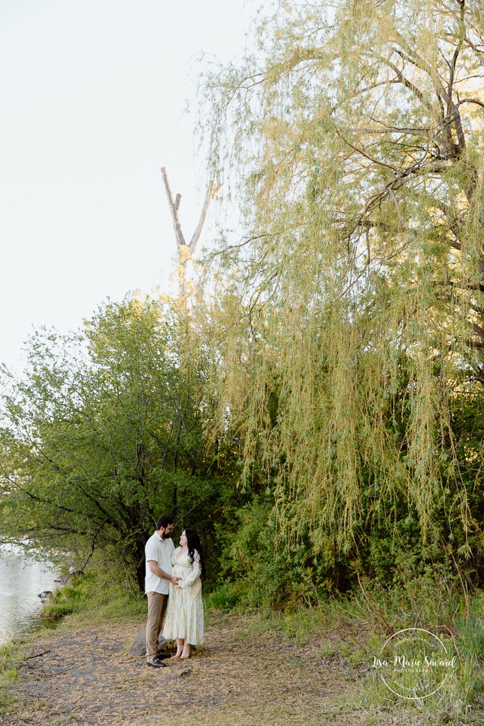 River maternity photos. Spring maternity photos. Séance photo à l'Île-de-la-Visitation. Photographe de maternité à Ahuntsic. Ile de la Visitation photoshoot. Ahuntsic maternity photographer.
