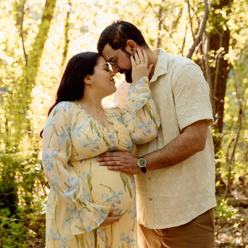 Golden hour maternity photos. Spring maternity photos. Séance photo à l'Île-de-la-Visitation. Photographe de maternité à Ahuntsic. Ile de la Visitation photoshoot. Ahuntsic maternity photographer.