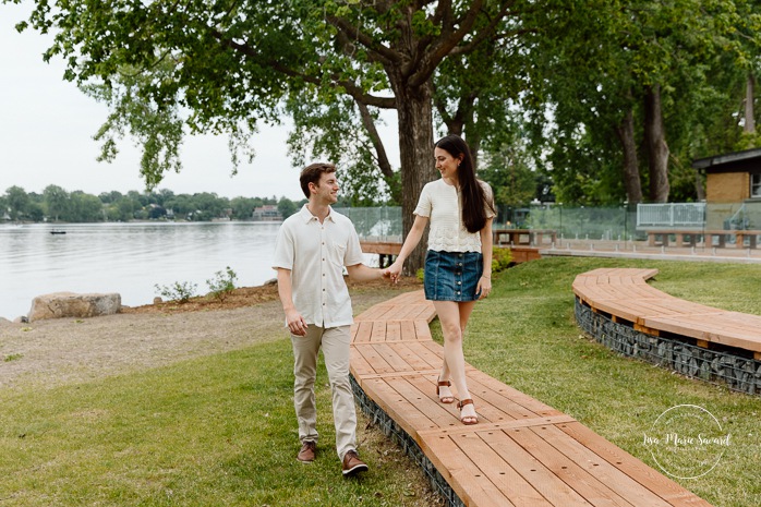 Riverfront engagement photos. Natural engagement photos. Séance fiançailles sur la Rive-Nord. Photographe de couple à Montréal. North Shore engagement session. Montreal engagement photographer.