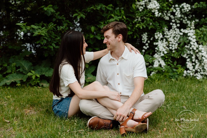 Urban park engagement photos. Natural engagement photos. Séance fiançailles sur la Rive-Nord. Photographe de couple à Montréal. North Shore engagement session. Montreal engagement photographer.