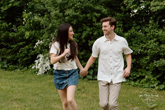 Urban park engagement photos. Natural engagement photos. Séance fiançailles sur la Rive-Nord. Photographe de couple à Montréal. North Shore engagement session. Montreal engagement photographer.