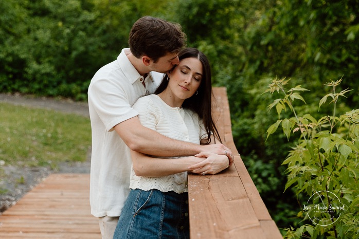 Urban park engagement photos. Natural engagement photos. Séance fiançailles sur la Rive-Nord. Photographe de couple à Montréal. North Shore engagement session. Montreal engagement photographer.