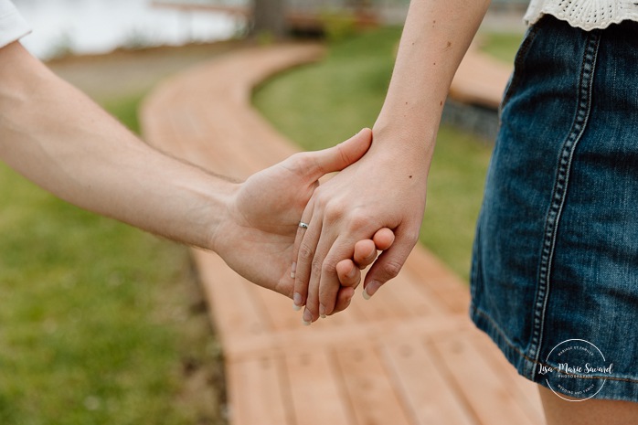 Riverfront engagement photos. Natural engagement photos. Séance fiançailles sur la Rive-Nord. Photographe de couple à Montréal. North Shore engagement session. Montreal engagement photographer.