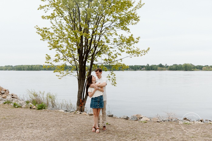 Riverfront engagement photos. Natural engagement photos. Séance fiançailles sur la Rive-Nord. Photographe de couple à Montréal. North Shore engagement session. Montreal engagement photographer.