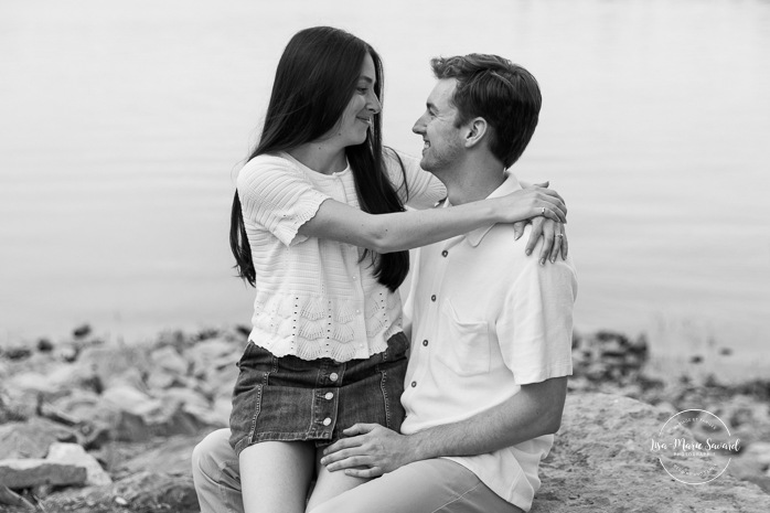 Riverfront engagement photos. Natural engagement photos. Séance fiançailles sur la Rive-Nord. Photographe de couple à Montréal. North Shore engagement session. Montreal engagement photographer.