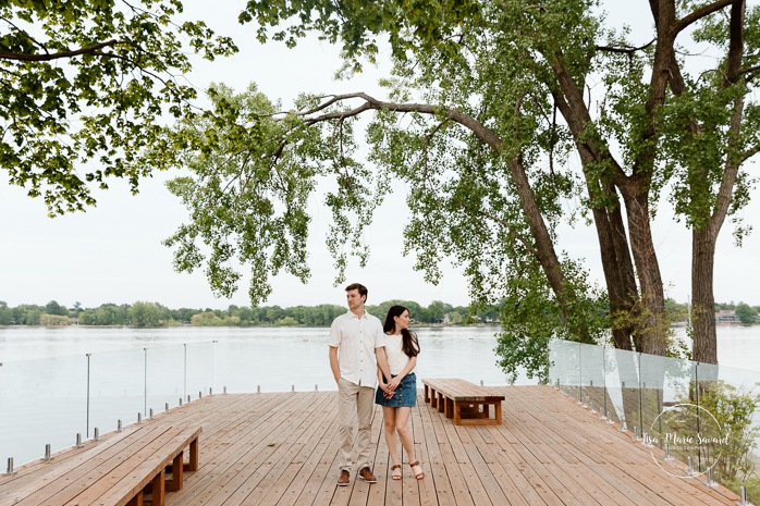 Riverfront engagement photos. Natural engagement photos. Séance fiançailles sur la Rive-Nord. Photographe de couple à Montréal. North Shore engagement session. Montreal engagement photographer.