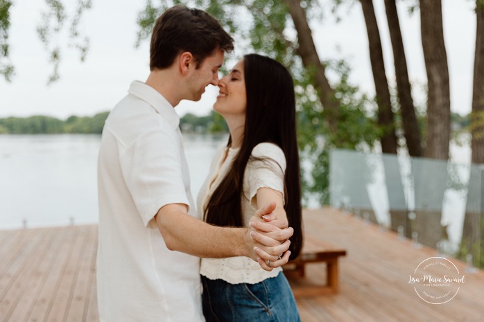 Riverfront engagement photos. Natural engagement photos. Séance fiançailles sur la Rive-Nord. Photographe de couple à Montréal. North Shore engagement session. Montreal engagement photographer.