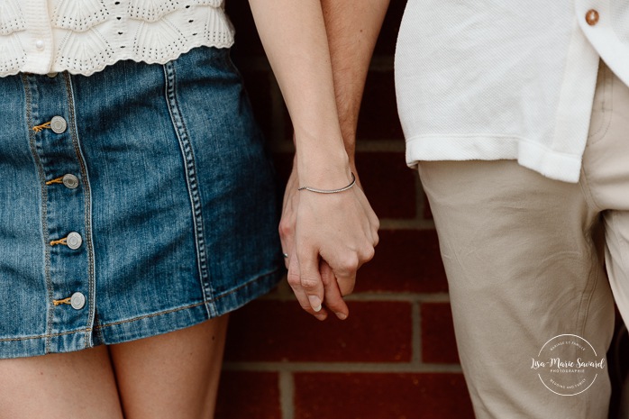 Brick wall engagement photos. Natural engagement photos. Séance fiançailles sur la Rive-Nord. Photographe de couple à Montréal. North Shore engagement session. Montreal engagement photographer.