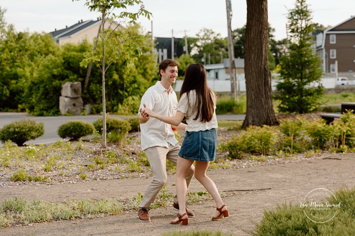 Urban engagement photos. Natural engagement photos. Séance fiançailles sur la Rive-Nord. Photographe de couple à Montréal. North Shore engagement session. Montreal engagement photographer.