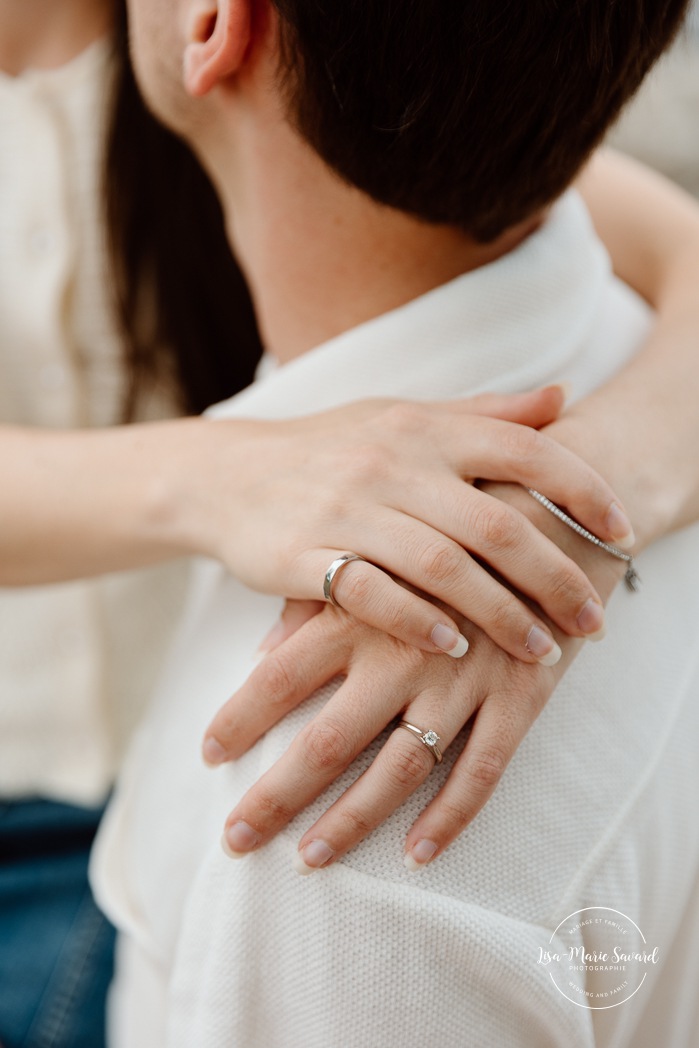 Riverfront engagement photos. Natural engagement photos. Séance fiançailles sur la Rive-Nord. Photographe de couple à Montréal. North Shore engagement session. Montreal engagement photographer.