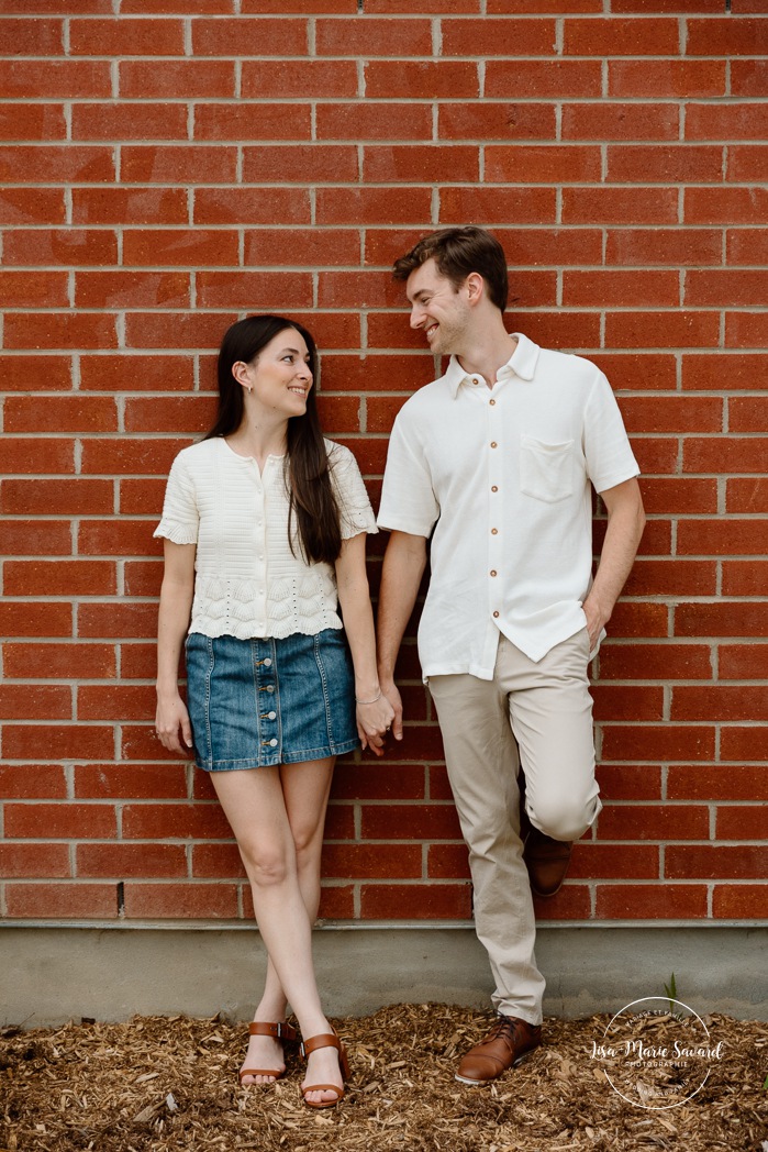 Brick wall engagement photos. Natural engagement photos. Séance fiançailles sur la Rive-Nord. Photographe de couple à Montréal. North Shore engagement session. Montreal engagement photographer.