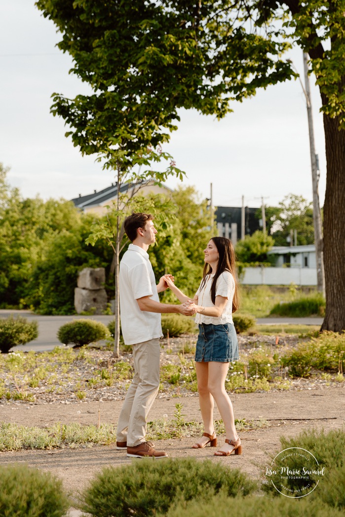 Urban engagement photos. Natural engagement photos. Séance fiançailles sur la Rive-Nord. Photographe de couple à Montréal. North Shore engagement session. Montreal engagement photographer.
