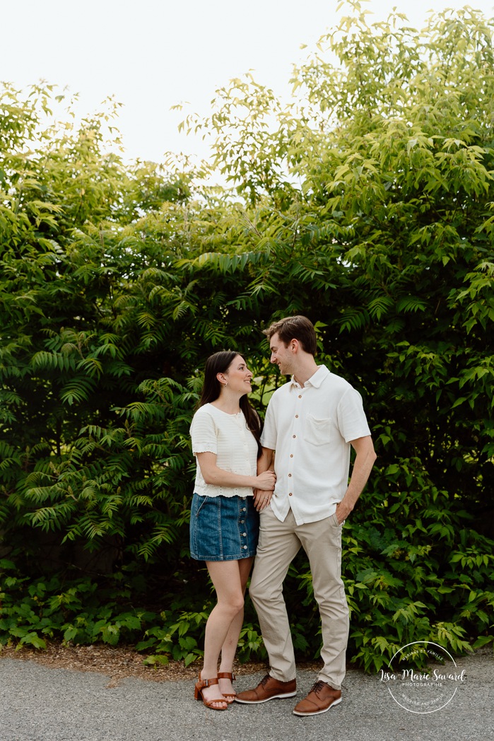 Urban park engagement photos. Natural engagement photos. Séance fiançailles sur la Rive-Nord. Photographe de couple à Montréal. North Shore engagement session. Montreal engagement photographer.