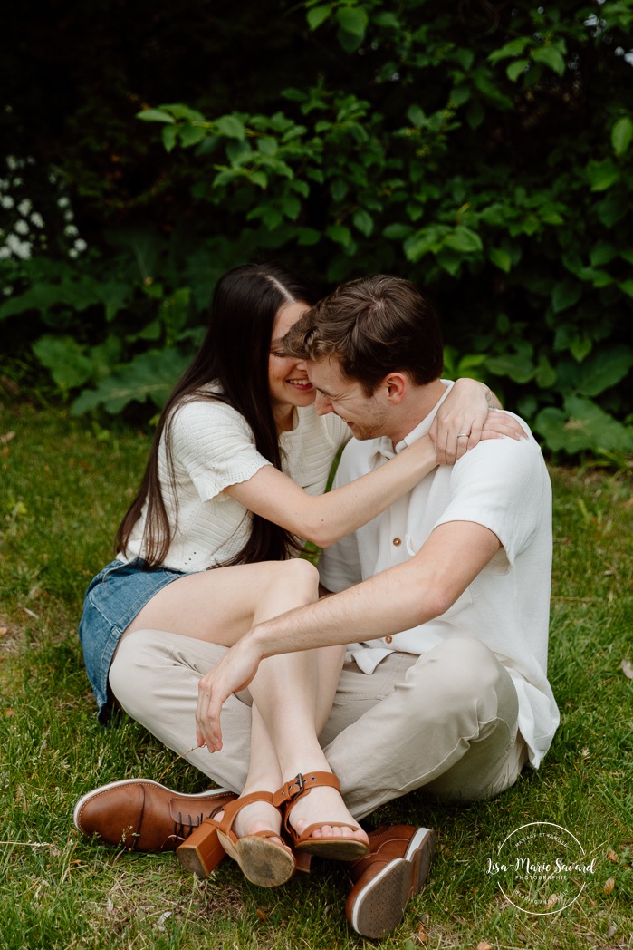Urban park engagement photos. Natural engagement photos. Séance fiançailles sur la Rive-Nord. Photographe de couple à Montréal. North Shore engagement session. Montreal engagement photographer.