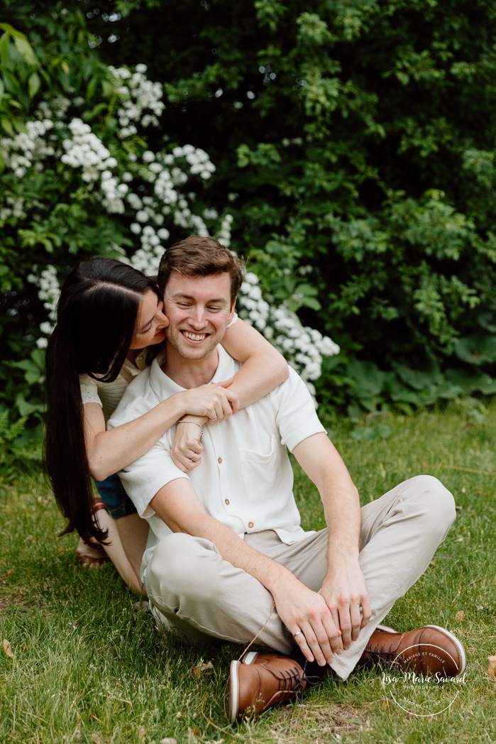 Urban park engagement photos. Natural engagement photos. Séance fiançailles sur la Rive-Nord. Photographe de couple à Montréal. North Shore engagement session. Montreal engagement photographer.
