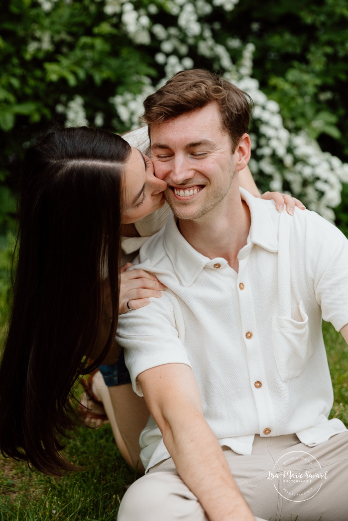 Urban park engagement photos. Natural engagement photos. Séance fiançailles sur la Rive-Nord. Photographe de couple à Montréal. North Shore engagement session. Montreal engagement photographer.