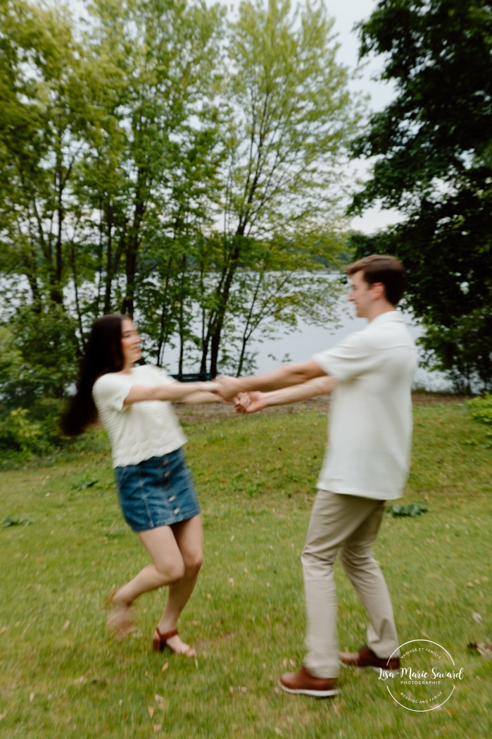 Riverfront engagement photos. Natural engagement photos. Séance fiançailles sur la Rive-Nord. Photographe de couple à Montréal. North Shore engagement session. Montreal engagement photographer.