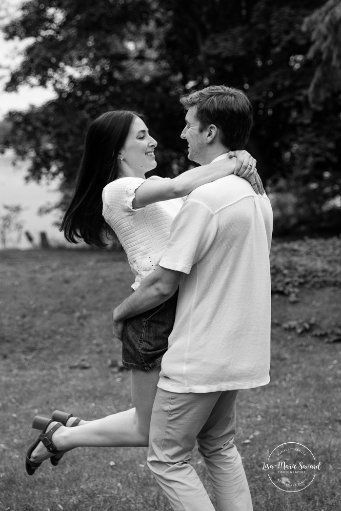 Riverfront engagement photos. Natural engagement photos. Séance fiançailles sur la Rive-Nord. Photographe de couple à Montréal. North Shore engagement session. Montreal engagement photographer.
