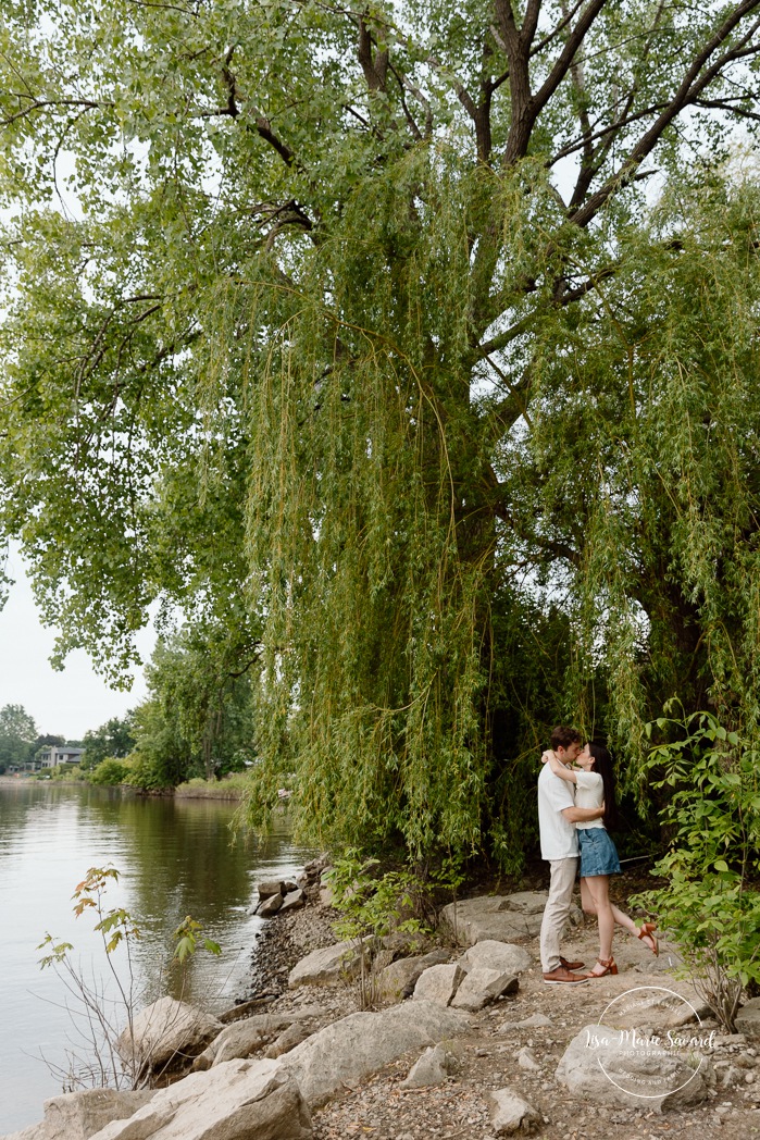 Riverfront engagement photos. Natural engagement photos. Séance fiançailles sur la Rive-Nord. Photographe de couple à Montréal. North Shore engagement session. Montreal engagement photographer.