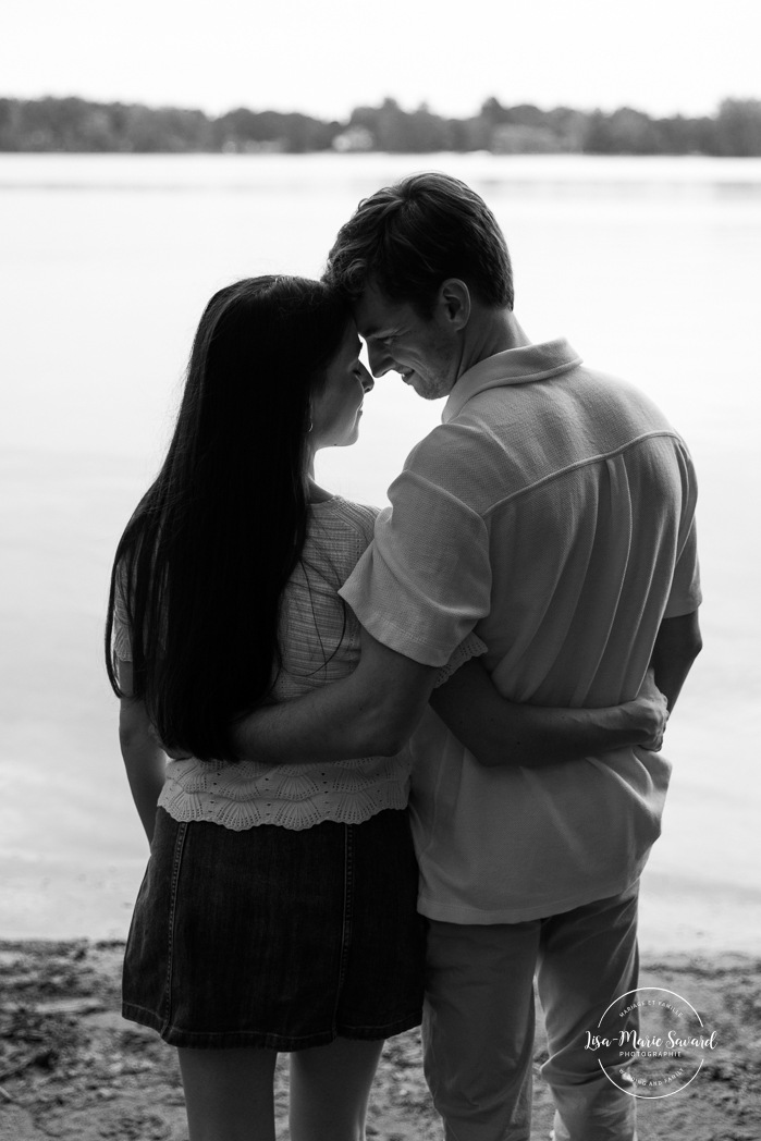 Riverfront engagement photos. Natural engagement photos. Séance fiançailles sur la Rive-Nord. Photographe de couple à Montréal. North Shore engagement session. Montreal engagement photographer.