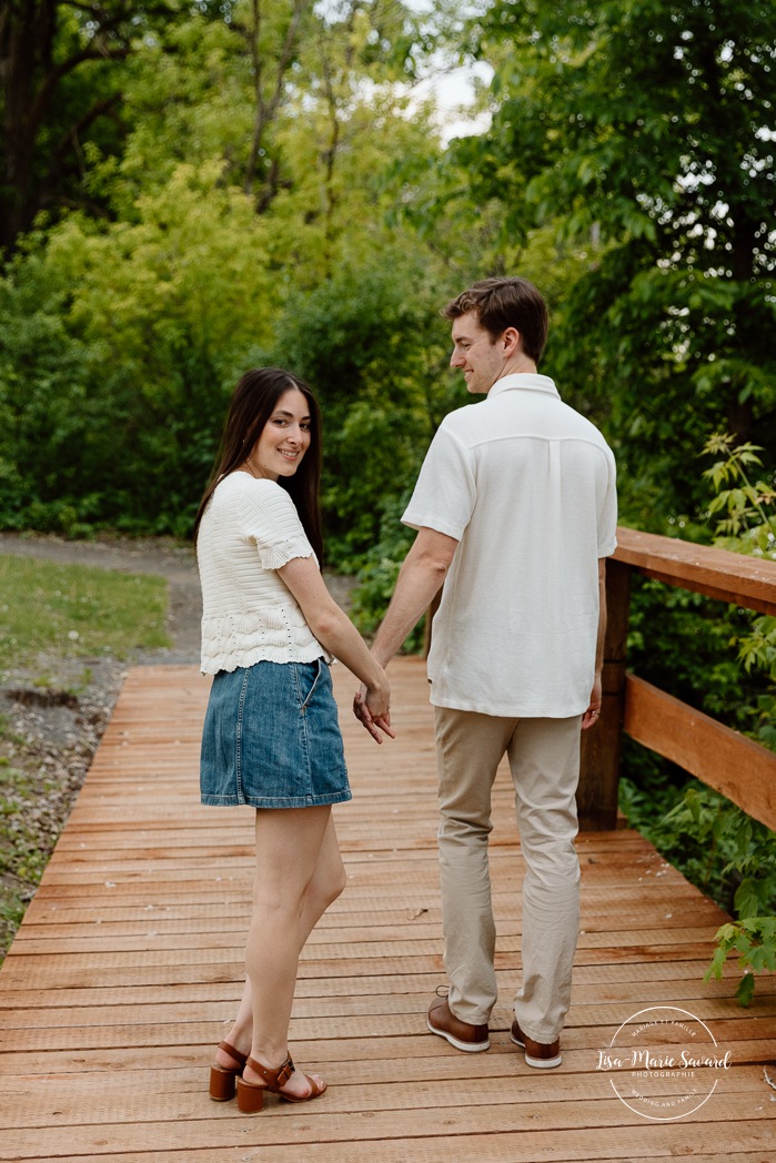 Urban park engagement photos. Natural engagement photos. Séance fiançailles sur la Rive-Nord. Photographe de couple à Montréal. North Shore engagement session. Montreal engagement photographer.