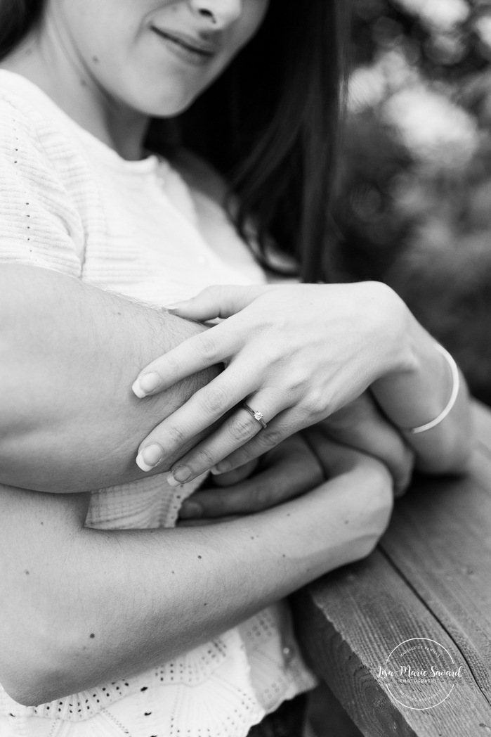 Urban park engagement photos. Natural engagement photos. Séance fiançailles sur la Rive-Nord. Photographe de couple à Montréal. North Shore engagement session. Montreal engagement photographer.