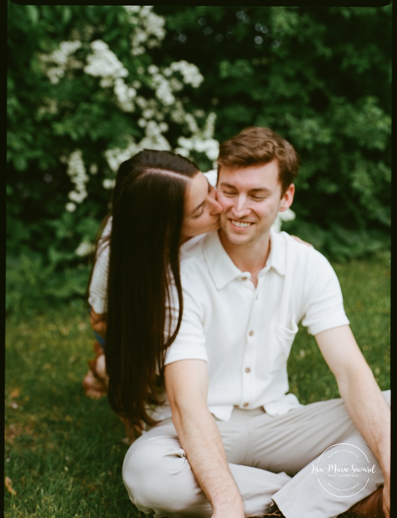 Urban park engagement photos. Natural engagement photos. Séance fiançailles sur la Rive-Nord. Photographe de couple à Montréal. North Shore engagement session. Montreal engagement photographer.